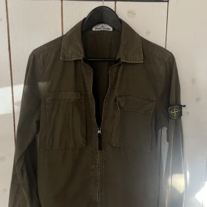Stone Island Overshirt - Stone Island Overshirt köpt på NK, sparsamt använd och inga täcken på användning. Storlek S 😃