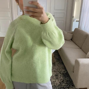 Grön stickad tröja  - Säljs då jag inte känner att den passar min stil💕 färgen är dock otroligt fin och somrig🥰Xs men sitter som en xs/s