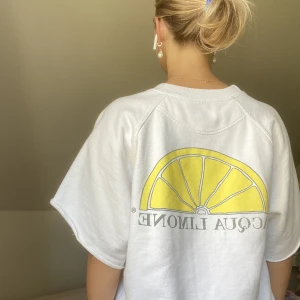 Aqua limone kortärmat sweatshirt  - Aqua limone sweatshirt med korta ärmar, tryck på ryggen och superfin passform