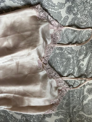 Nattlinne -  säljer detta är jätte fina nattlinne som aldrig är använt. Den är ljus rosa och i storlek 34 / 36
