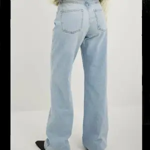 Nya jeans, Baggy High waisted från NA-KD, skriv för fler bilder. Personen i bilden är ca 170cm, nypris 549kr. 