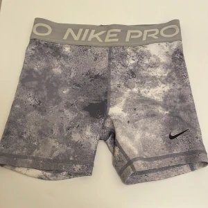 nike pro - fina nike pro shorts i grått och vitt mönster. köpte för ca 2-3 år sedan och har inte använts så jättemycket.💘