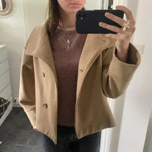 Kappa - Supersnygg sand färgad kappa från Gina i storlek M🥰