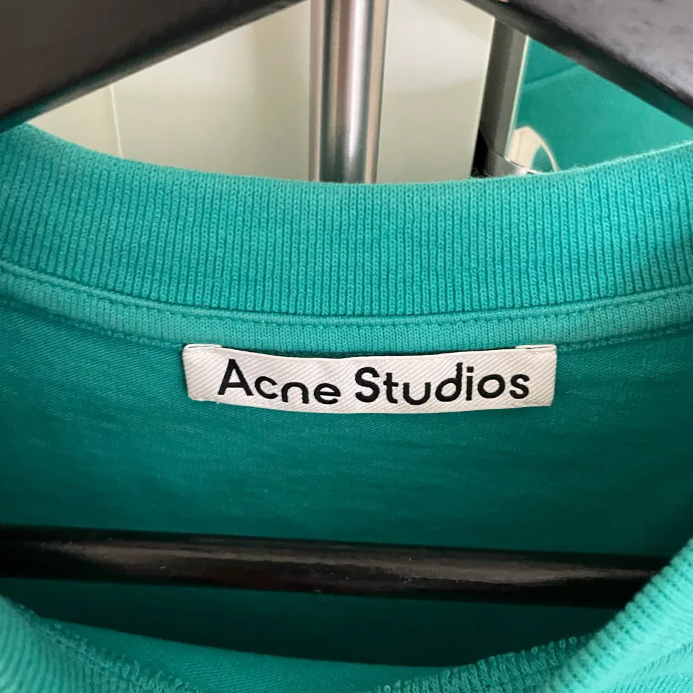 Säljer min oversized acne studios t-shirt i en snygg grönaktig färg. Använd fåtal gånger, väldigt bra skick. Köparen står för frakt. T-shirts.
