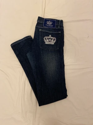 Victoria beckham - Victoria beckham jeans i utmärkt skick. Midjemått: 40cm Innerbenslängd: 86 cm  OM MAN VILL KÖPA DESSA FÅR MAN DELTA I BUDGIVNINGEN PÅ TRADERA. SÖK PÅ ”Victoria Beckham”