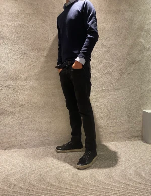 Lee jeans  - Hej! Säljer nu dessa feta gråsvarta lee Jeans. Modellen är 184cm och väger 68kg. W33 L34