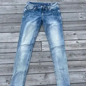 Säljer mina Miss Me Jeans då jag inte använder dem! De är i bra skick och extremt fina jeans!