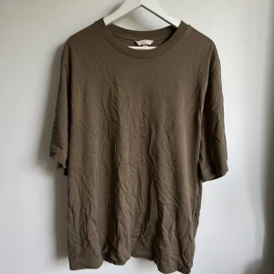 T-shirt  - Brun T-shirt från HM Skrynklig pga legat i säck i förrådet :’) Annars hel och ren