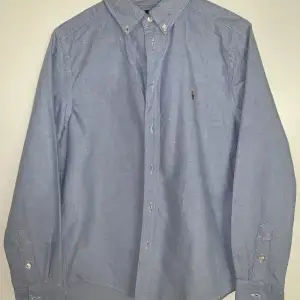 Blå Ralph Lauren skjorta Skick: 8/10 (2 små fläckar se bild 3) Nypris: 850kr Säljer för att den är för liten