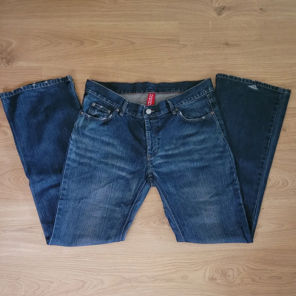 Lågmidjade jeans från H&M Divided i mörkblått. Modellen heter girls boot cut. Innebenslängden är 83 cm. Jeansen är i gott skick förutom att det är ett litet hål längst ner på ena benet. Vid frågor är det bara att skriva:). Jeans & Byxor.