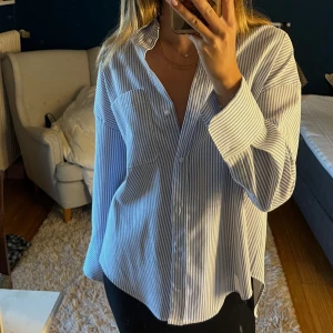Randig skjorta ZARA - Säljer denna väldigt fina skjorta ifrån ZARA i storlek S! Den är helt oanvänd och prislapp finns kvar. Nypris är 329kr 🫶🏼