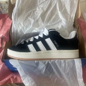 Adidas Campus 00s - Beställde fel storlek och insåg inte förrän jag fått hem de och därav säljer jag de💔 helt nya och oanvända i storlek 36 2/3. (Kan även visa beställning från Nelly så du vet att de är äkta)💕