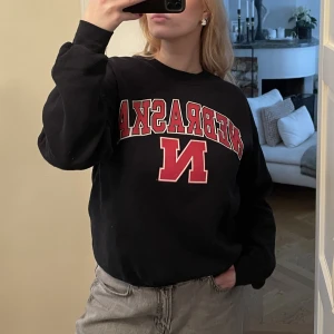 Svart sweatshirt  - Vintage sweatshirt med rött tryck! 