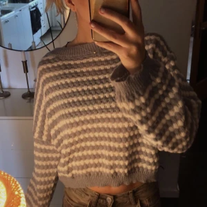 Stickad tröja  - Ritkigt fin och skön stickad tröja som inte kommer till användning. Knappt använd så är som i nyskick. 