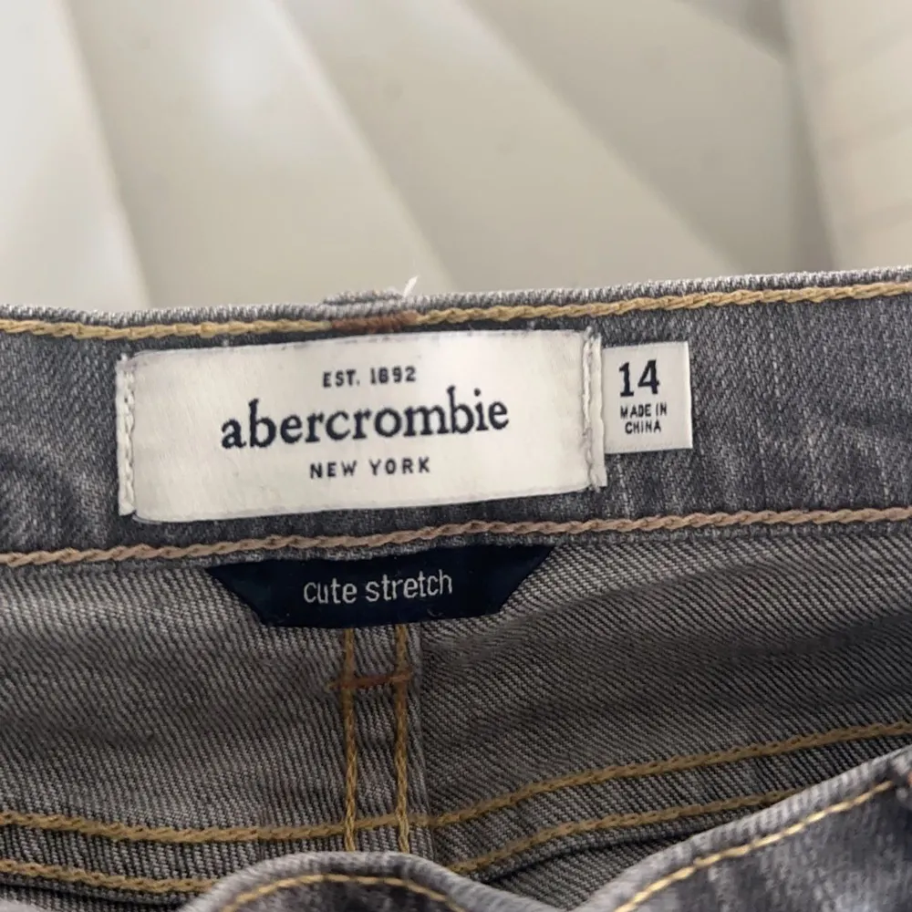 Grå Lågmidjade jeans, de är utsvänga men syns inte bra på mig då de är så för små. de har inga defekter och är köpta är på Plick, fick hem dom idag men de var försmå tyvärr. Från abercrombie, små i storleken!. Jeans & Byxor.