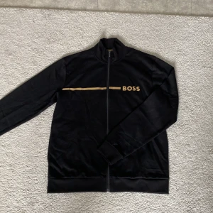 Boss zip hoodie - Snygg boss zip hoodie helt ny aldrig använd till bra pris. Nypris 1200. Hör av er vid minsta frågor
