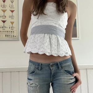 Vit bandeau topp - Vit bandeau topp i brokad tyg från Abercombie & Fitch, ljusblå och vit randigt band till ☺️ Lite fläckar på insidan men inget som syns (har även blekt en gång för att vara extra säker), skriv så skickar jag bild!  Annars jätte bra skick, storlek XXS/XS