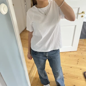 Lågmidjade jeans  - Lågmidjade snygga jeans köpta secondhand i LA. Midjemått rakt över: 39 innerbensläng: 74