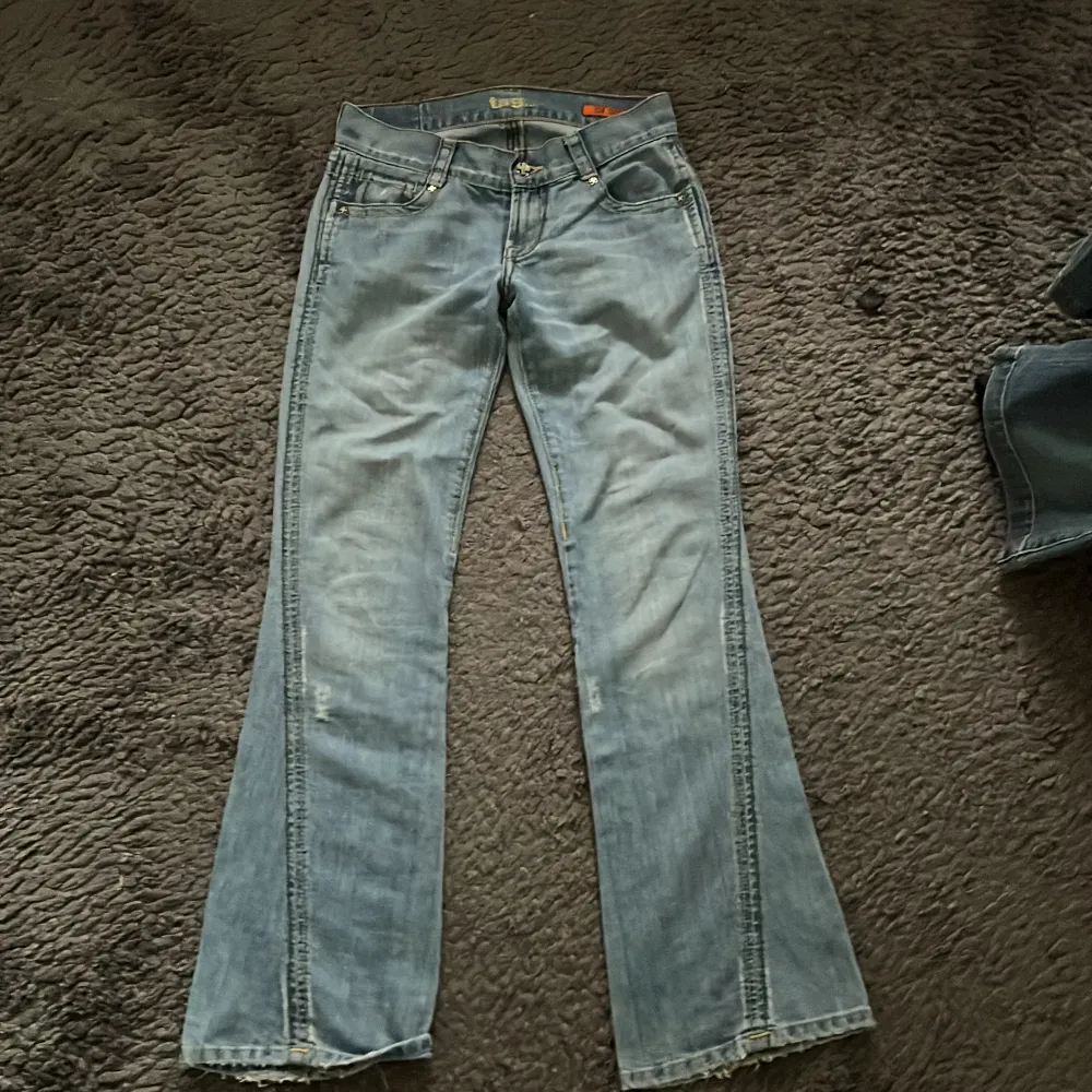 Midja 82 och innerbenslängd 86. Köpte dessa jeans av Tina Adesjö och första bilden är även hennes. Säljer då de var för små, de är i fint skick och priset kan sänkas vi snabb affär. De köptes för 800 inklusive frakt av henne.. Jeans & Byxor.