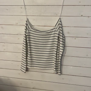 off shoulder  - randig off shoulder tröja från gina! supersöt och super skön men säljer då den inte riktigt är min stil 🤍aldrig använd och lapp kvar! 