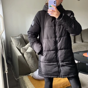 Tjock vinterjacka  - Tjock vinterjacka Superdry. Håller varmt. I väldigt bra skick.