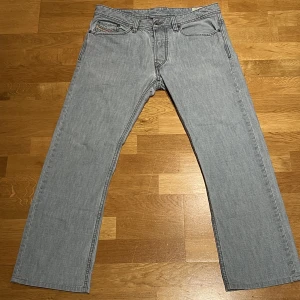 Blå Diesel jeans - Ett par ljusblåa Dieseljeans i bra skick :) De är uppsydda så lite kortare än orginalstroleken