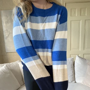 Randig stickad  - Flerfärgad randig stickad tröja. Aldrig kommit till användning så är i ny skick. Hör av er vid intresse!