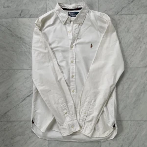 Ralph Lauren skjorta  - Säljer nu denna feta skjorta ifrån Ralph Lauren. Skjortan är i bra skick förutom en liten fläck - Nypris: 1700 kr - Storlek: L - Hör av er vid minsta fråga eller fundering :)