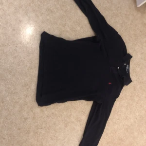 Polo Ralph lauren rugby tröja stl M - Mörkblå raffe Rugby tröja i stl M. Snygg och stilren tröja för grabbarna. Skriv i chatten för frågor!