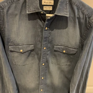 Jeansskjorta från Massimo Dutti - Använd men mycket bra skick. 
