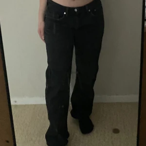Levis jeans - Super fina svarta pösiga jeans, ganska mycket för lånet,ha för mig som är 156 ungefär men har inte varit ett problem att vika upp dom.
