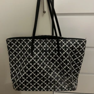 Marlene birger väska - Säljer min Marlene birger väska. Är mycket använt därav slitage samt att jag spillt något i väskan, kan skicka bilder vid intresse. Säljs billigt