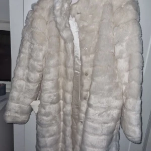 Päls kappa - Vit päls kappa från bubberoom i strl M använd endast 1 gång så den är som ny.