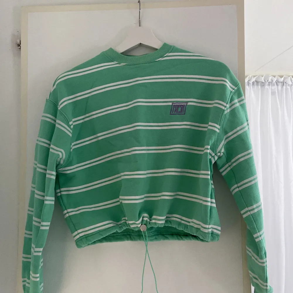 Grön junkyard tröja i bra skick 💚 Lite ljusare i färgen än på bilderna, typ mintgrön. Den går även att dra åt i midjan om man vill, se sista bilden 🌸100kr+ frakt :). Tröjor & Koftor.