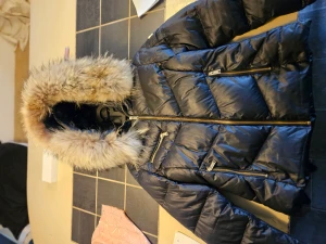 Hollies jacka storlek 34 - Så fin jacka från Hollies. Storlek 34 Kanonskick. Fluffig och mjuk pälskrage. Dyr i inköp