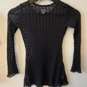 Svart nättröja  - Svart spets/nättröja med långa ärmar. Storlek är 140 men är som xxs-xs. Pris kan pratas om vi snabb affär 💕