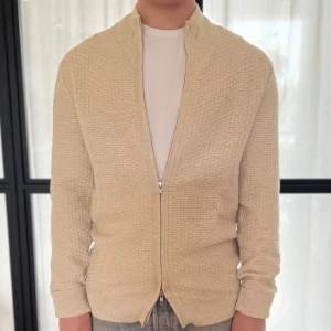 John Henric Cardigan - Tjena, jag säljer nu min super schyssta cardigan. Skicket är 10/10 och aldrig använd. Den passar M/L. Nypris 1100kr! Hör av dig vid minsta lilla fundering ☺️