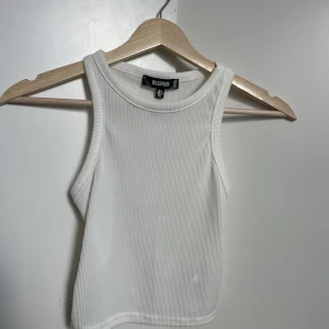 Ribbat linne oanvänt  - Vitt ribbat linne från Missguided, aldrig använt 