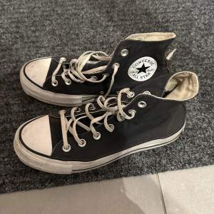 Använda converse, kan bli renare om man tvättar dem :) 