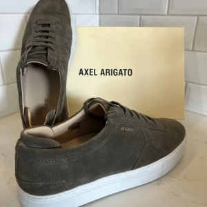 Axel Arigato Platform - Ett par helt nya Platform Army Green som inte finns att köpa längre!! (Använda 1 gång) Nypris 2500! Skick 10/10. Låda och box finns😊 Pris kan diskuteras vid smidig affär😊