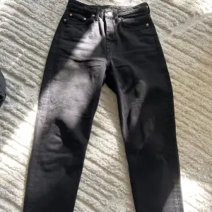 Svarta mom jeans från Weekday i nyskick! Storlek W26 L28 🥳
