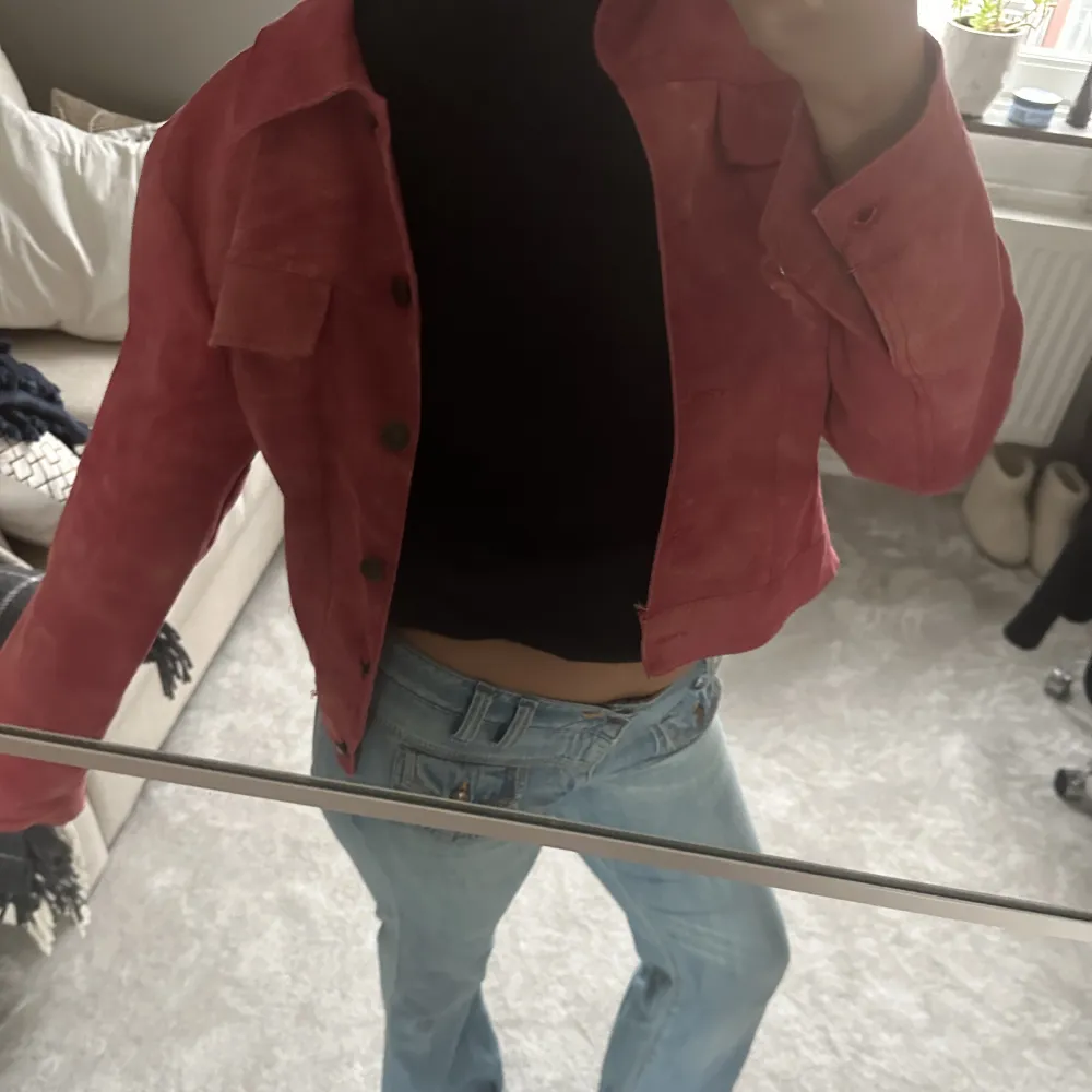 Jättesnygg jeans jacka som tyvärr inte kommer till användning då den är lite förliten för mig. Den är färgad så det ser ut som mocka, har inget märke eller storlek men skulle gissa på S. Jackor.