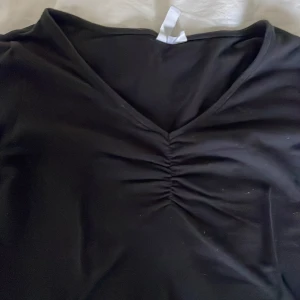 Långarmad tröja med detalj vid brösten  - Långarmad tröja men delar vid brösten, väldigt skön och använd få gånger, från hm 