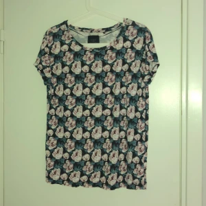 Tröja  - Blommig tröja 