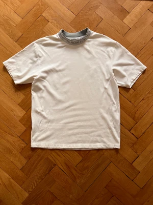 Acne studios T-shirt  - Mycket fin Acne Studios tröja 2 mycket små hål på ryggen 
