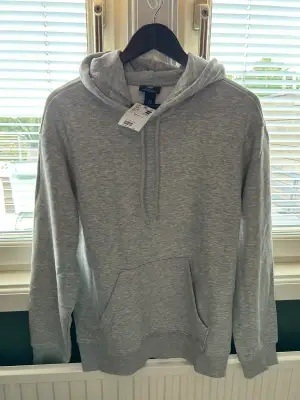 Helt nyköpt grå hoodie från h&m. Sitter en anings lösare. Säljer pga har för många hoodies och ingen användning av denna. Nypris 199:-. Hör av dig om du vill ha fler bilder på hur den sitter!