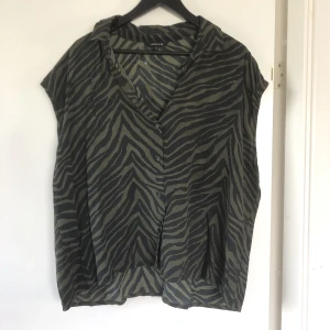 Zebra topp - Skjorta i zebramönster i storlek XL. Jag är vanligtvis S/M och har använt den som en oversized💚🖤
