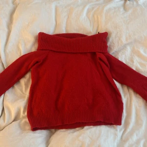 Röd off shoulder stickad tröja - Säljer en jättefin stickad tröja då den inte kommer till andvändning❤️