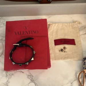 Valentino armband  - Säljer nu mitt marinblåa valentino armband i helt okej skick alltså lädret har lossnat lite på vissa ställen men det synd ej vid användning🩷skriv vid fler bilder eller funderingar!!