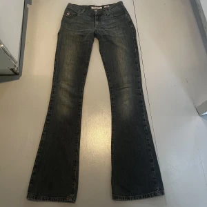 Miss sixty jeans - Low waist utsvängda miss sixty jeans! Så snygga!  Midjemått: 34-36cm Innerbenslängd: 85cm De är lite slitna vid knappen men absolut inget man tänker på.